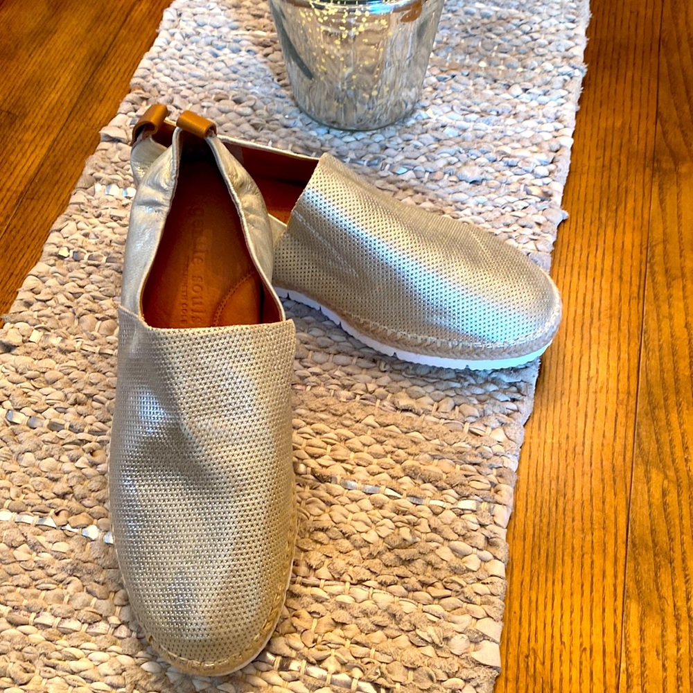 New never worn. Gentle Souls, Kenneth Cole Sporty 2